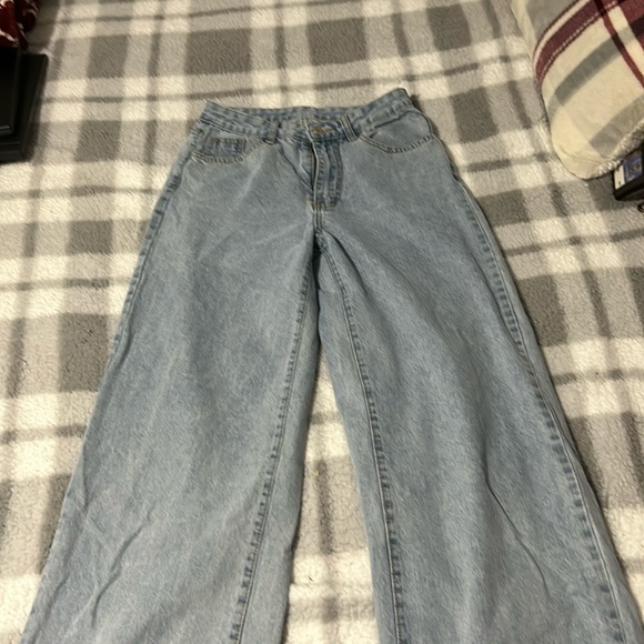 Light wash wide leg jeans in a size 4(s) - Picture 1 of 3